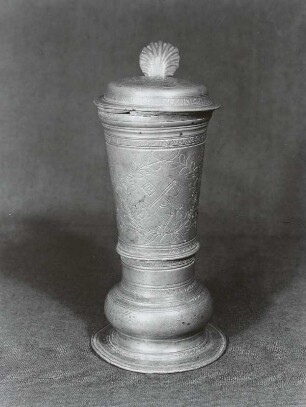 Pokal mit Deckel
