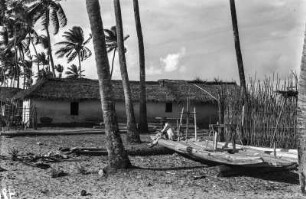 Haus am Strand : Blick auf ein Haus am Strand. Im Vordergrund zwei Boote.
