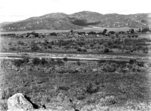 Im Valle de Guadalupe : Ebene Landschaft mit Dorf