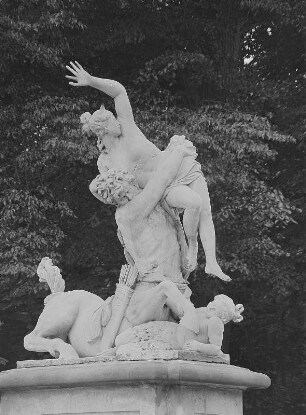 Kentaur Eurytis vergreift sich an Hippodamia, Entführung der Deianira durch Nessus : Nessos raubt Deïaneira. Marmor (um 1720 aufgestellt; A. Corradini). Dresden, Großer Garten, am Eingang zum Parterre des Palais von der Hauptallee aus