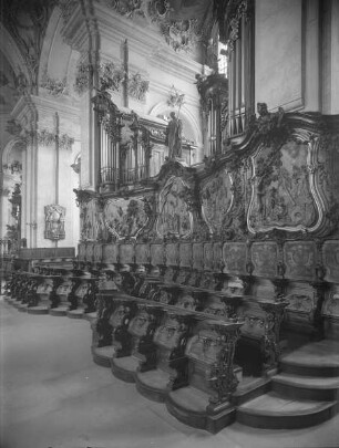 Chorgestühl mit Szenen aus dem Leben des Heiligen Benedikt