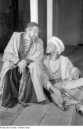 Szenenbilder aus dem Stück "Nathan der Weise" von Gotthold Ephraim Lessing im Deutschen Theater Berlin : Szene mit Paul Wegener als Nathan (links) und Alfred Althoff als Derwisch (links)