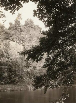 Zschopautal. Harrasfelsen vom linken Uferweg der Zschopau unterhalb Lichtenwalde