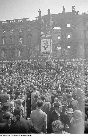 Aufnahmen von den Feierlichkeiten zum 1. Mai 1946 in Berlin : Mai-Kundgebung vor der Tribüne am Berliner Schloss