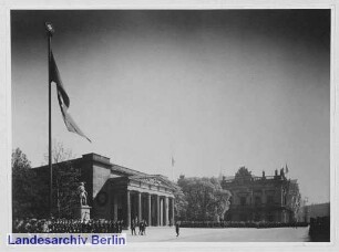 [SS-Aufmarsch vor der Neue Wache]