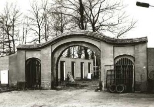 Bretnig-Hauswalde. Toranlage des Goetheparks (Hofepark?). Nach 1900. Straßenansicht
