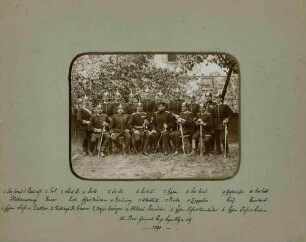 16 Offiziere des 3. Bataillons in Uniform, mit Pickelhaube teils mit Orden stehend oder sitzend vor Gebäude