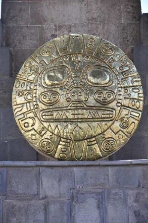 Cusco - Inka-Sonnenscheibe : Eine nachgestaltete Inka-Sonnenscheibe schmückt einen Brunnen an der Avenida el Sol. Aufgenommen am 29. August 2011 in der einstigen Inka-Hauptstadt Cusco
