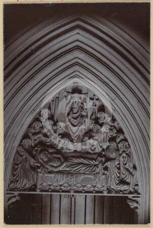 Tympanon am Südportal der katholischen Pfarrkirche Striegau