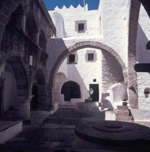 Patmos, Hof im Johanneskloster, Zisternen und Altan. E70