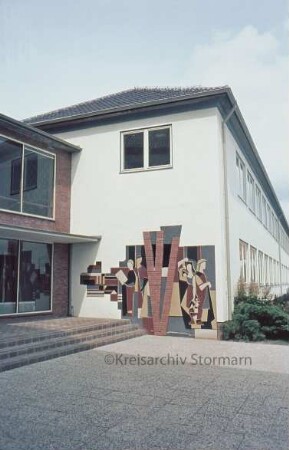 Berufschule: Eingang mit Wandfries