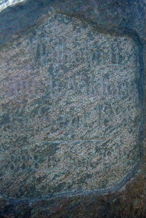 Detail voriges Bild: Inschrift auf dem Gedenkstein, schlecht lesbar