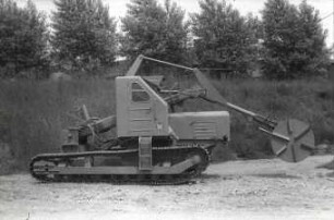 Grabenräummaschine B 770 mit angebauter Grabenfräse in Transportstellung (3.Funktionsmuster)
