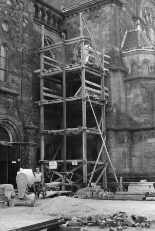 Dresden-Neustadt, Stauffenbergallee 9. St. Martinskirche (ehem. Garnisonskirche; 1896-1900, W. Lossow, H. Viehweger). Ausbau der Phonothek als Außenstelle der SLB / SLUB von 1976 bis 2002. Außenansicht