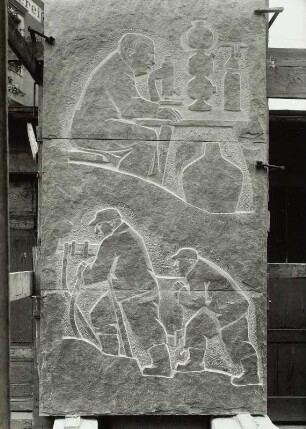 Schmuckrelief mit Arbeitsdarstellungen (Hüttenarbeiter, Chemiker, Bergmann)