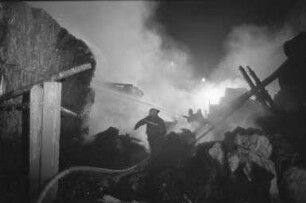 Brand in der Lagerhalle der Altpapierverwertungsfirma Hermann Weinbrecht beim Westbahnhof