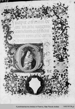 Officium Beatae Mariae Virginis : Buchseite mit Randbordüre, eingeschlossenem Wappen, Text und historisierter Initiale D: Maria mit Kind