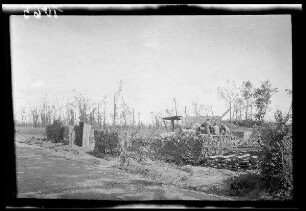 Zwischen Comines (=Comines-Warneton, Belgien) und Messines (=Mesen, Belgien): mit Faschinen eingezäunte "Feuerstellung der Flakbatterie Bragard" (Nahaufnahme)