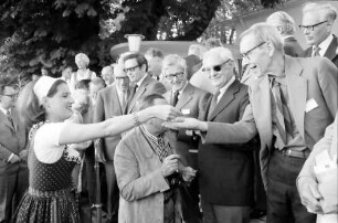 25. Jubiläumstagung 1975 Medizin; Maikäferrede: Gräfin Sonja Bernadotte übergibt Maikäfer an Alfred D. Hershey, dahinter Sir John C. Eccles, Gerald Edelman, Sir Frank M. Burnet, Julius Axelrod, rechts Sir Hans A. Krebs