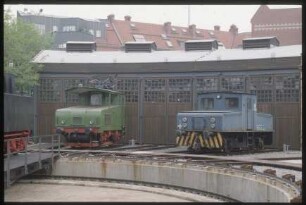 Lokomotiven vor dem Lokschuppen