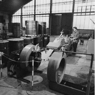 Dresden-Übigau, Overbeckstraße 48. VEB Transformatoren- und Röntgenwerk Dresden. Transformatorenwerk. Schneidanlage für Kernbleche
