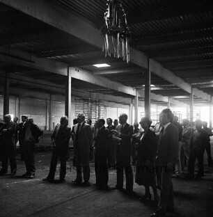 Gewerbebetrieb: Halle: Richtfest: Innenaufnahme: unter Decke Richtkrone: Richtgäste