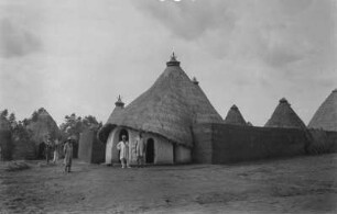 Tibati (Kamerun). Gehöft eines vornehmen Fulbe mit Umfassungsmauern, Eingangshaus und Kegeldachhütten