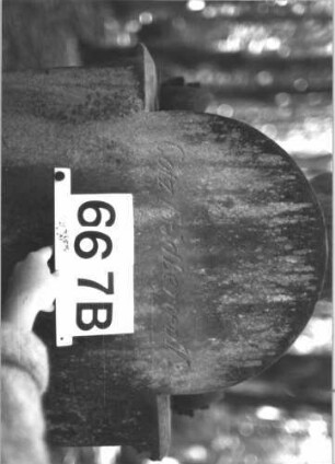 Grabstein 667 (Index: 99900565) Material: Sandstein Zustand: an den Rändern verwittert Maße HxBxT: 152x61x21 cm Beschreibung: aufgesockelte Stele mit eingezogenem Rundbogenabschluss, Giebel- und Eckakroterien in Akanthusform, im Bogenfeld Levitenkanne Symbolik: Levitenkanne, Akathus: Grabstein 667B