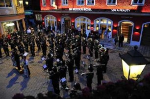 Abendmusik in Sankt Wolfgang : Am Abend musiziert die Trachtenkapelle von Sankt Wolfgang vor dem bekannten Hotel "Zum Weißen Rössel" im Ortszentrum, 2008