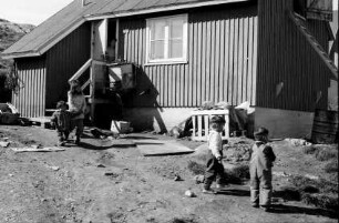 Kulusuk: Eskimohaus, Kinder davor