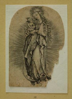 Maria mit langem Haar auf der Mondsichel