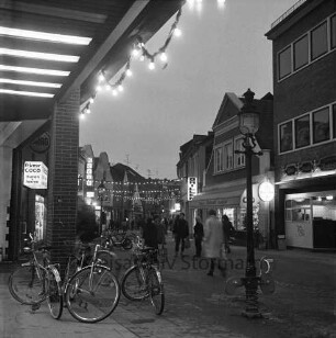 Hindenburgstraße: Passanten in der Fußgängerzone mit eingeschalteter Adventsbeleuchtung, Blick Richtung Nordosten