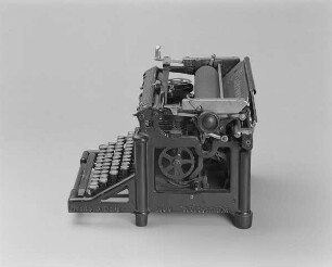 Typenhebelschreibmaschine "Underwood" (Modell 2). Erste Schreibmaschine mit Vorderanschlag und sofort sichtbarerer Schrift auf dem Weltmarkt. Seitenansicht von rechts oben