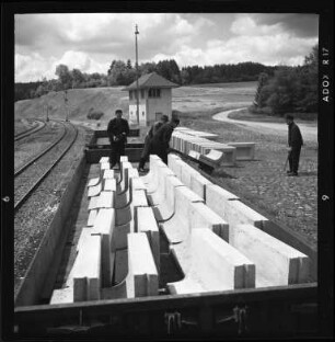 Eisenbahner beim Gleisbau