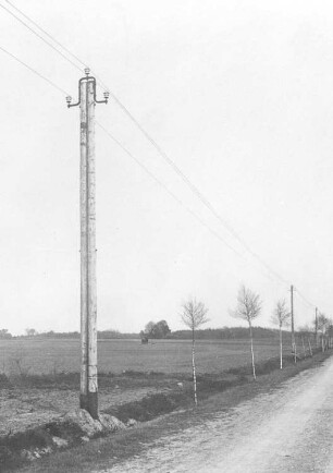 Doppelmast mit Lyraträger einer 15000 Volt-Leitung (Siemens-Schuckert) : Technikgeschichte | Elektrotechnik | Umwandlung und Fortleitung elektrischer Energien | Starkstromfreileitungen und -kabel; Isolatoren, Isoliermaschinen, Installation