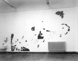 ghorto : Keller, Heike: ghorto. Rauminstallation; Papierpulp, Pigment. 2004. Dresden: Hochschule für Bildende Künste Dresden, Ausstellung Diplom 2004 vom 17.7.-29.8.2004. Raumaufnahme