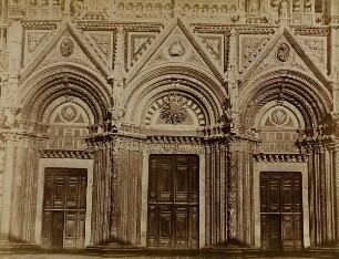 Teilansicht der Haupfassade des Doms von Siena - Portal
