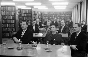 Freiburg: Amerikahaus; Ehrenurkunden für Prof. Dr. Büchner und Prof. Dr. Westphal, Gäste in der Bibliothek