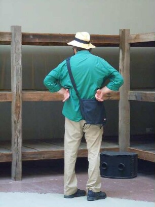 Venedig - Besucher der Biennale : Ein Besucher steht im russischen Pavillon der Biennale von Venedig vor den Häftlingspritschen, einer Gulag-Installation. Aufgenommen am 6. August 2011