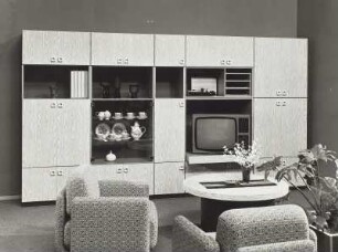 Anbauwand "Quadra" : Wohnzimmermöbel. Anbauwand "Quadra" (1977; VEB Möbelkombinat "neuzera" Rathenow) und Sitzgruppe