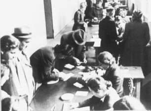 Währungsreform in den westlichen Sektoren im Juni 1948. Geld-Umtauschstelle