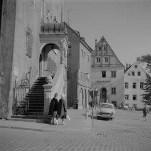 Oschatz. Rathaus, Freitreppe mit offener Laube und Gittertor gegen Alte Wache