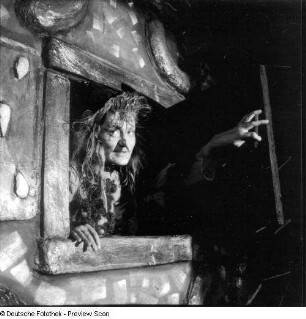 Szene aus dem Stück "Hänsel und Gretel" an der Staatsoper Berlin, Karola Goerlich als Hexe in "Hänsel und Gretel" von Engelbert Humperdinck, Vorpremiere