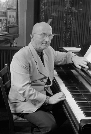 Rudolf Mauersberger (1889-1971; Kreuzkantor) am Flügel