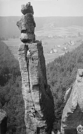 Böhmische Schweiz (České Švýcarsko), Eiland (Ostrov). Empornadel (Vztyčená jehla). Ehrhardt Renger im Riß des Ostweges