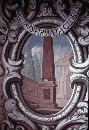Innendekoration der Schlosskapelle — Wanddekoration der Schlosskapelle — Emblematische Darstellungen in den Gewänden und Stürzen des Erdgeschosses — Obelisk auf Postament an einem Treppenlauf