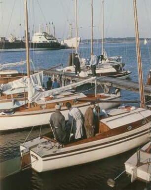 Stralsund. Hafen, im Vordergrund Segelschiffe