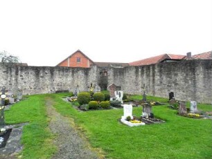 St Michael-Kirchhof nach Südosten mit Kirchhofmauer im Verlauf sowie Rundturm