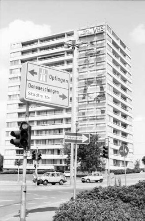 Freiburg, Weingarten: Hochhaus, Krozinger Straße mit dem 38 m hohen Gerüst