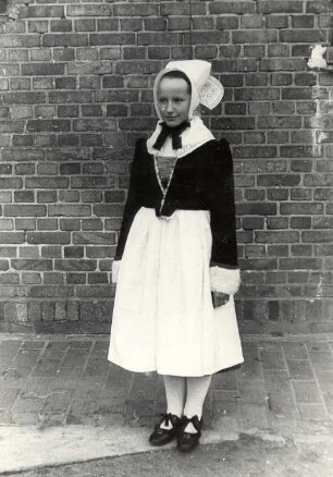 Konfirmandin in Trebendorf : Kleidung - Schleifer Tracht. Ort: Trjebin / Trebendorf. Die Konfirmandin.